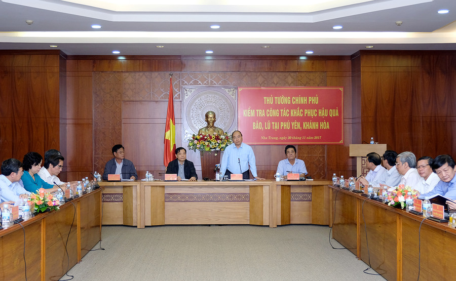 Thủ tướng Nguyễn Xuân Phúc trò chuyện, giao nhiệm vụ cho cán bộ hai tỉnh Phú Yên, Khánh Hòa và các bộ, ngành.  Thủ tướng Nguyễn Xuân Phúc trò chuyện, giao nhiệm vụ cho cán bộ hai tỉnh Phú Yên, Khánh Hòa và các bộ, ngành.