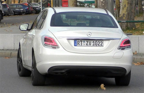 Chiếc nắp nhỏ trên cản sau cho thấy đây là bản hybrid.