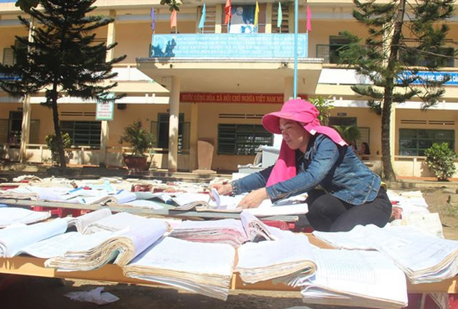 Thầy cô phơi sách vở bị nước mưa dầm ướt.