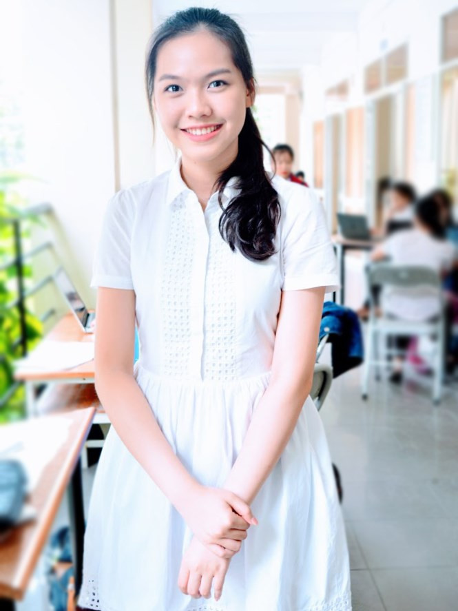 Đặng Linh Chi sở hữu gương mặt khả ái và khả năng sử dụng thành thạo tiếng Anh.