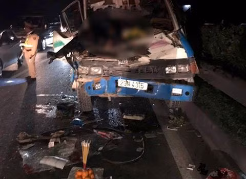 Hiện trường vụ tai nạn khiến 2 người chết, 1 người bị thương.