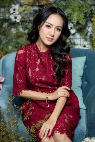 Gu thời trang sành điệu trẻ trung, sành điệu khác hẳn với hình ảnh nghiêm túc khi lên hình của Hoài Anh.