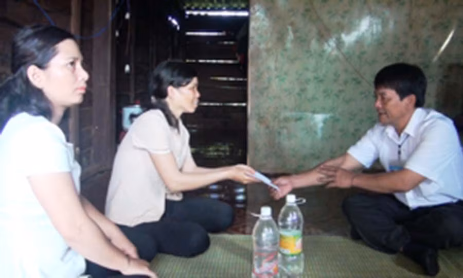 Ban An toàn giao thông huyện thăm, tặng quà các gia đình nạn nhân TNGT. Ảnh: Mỹ Đức