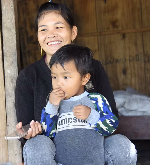 Nữ trưởng bản Hồ Thị Kiên luôn nở nụ cười thân thiện trên môi.