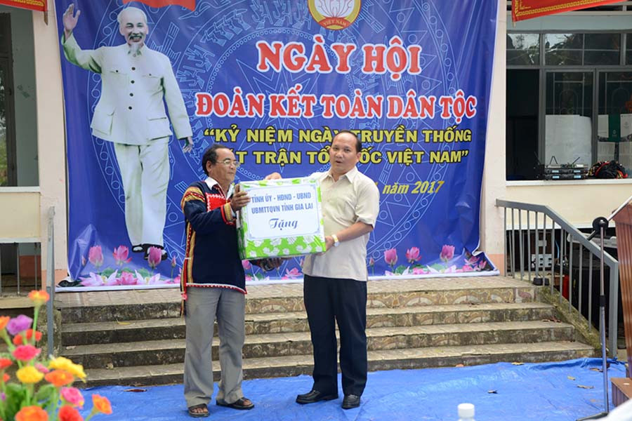 Trưởng ban Nội chính Tỉnh ủy tặng quà người dân xã Ia Kdăm. Ảnh: Đức Phương Trưởng ban Nội chính Tỉnh ủy tặng quà người dân xã Ia Kdăm. Ảnh: Đức Phương