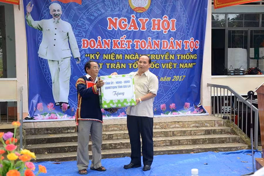 Trưởng ban Nội chính Tỉnh ủy tặng quà người dân xã Ia Kdăm. Ảnh: Đức Phương Trưởng ban Nội chính Tỉnh ủy tặng quà người dân xã Ia Kdăm. Ảnh: Đức Phương