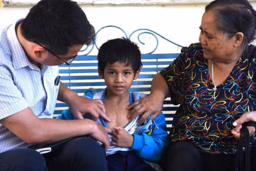 A Long chỉ cho phóng viên Báo Người Lao Động xem vết sẹo sau khi phẫu thuật tim.