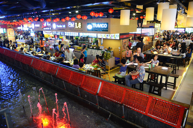 Khu vực ăn uống của Sen Market tại công viên 23-9, Q.1, TP.HCM luôn đông nghẹt khách vào giờ cao điểm.