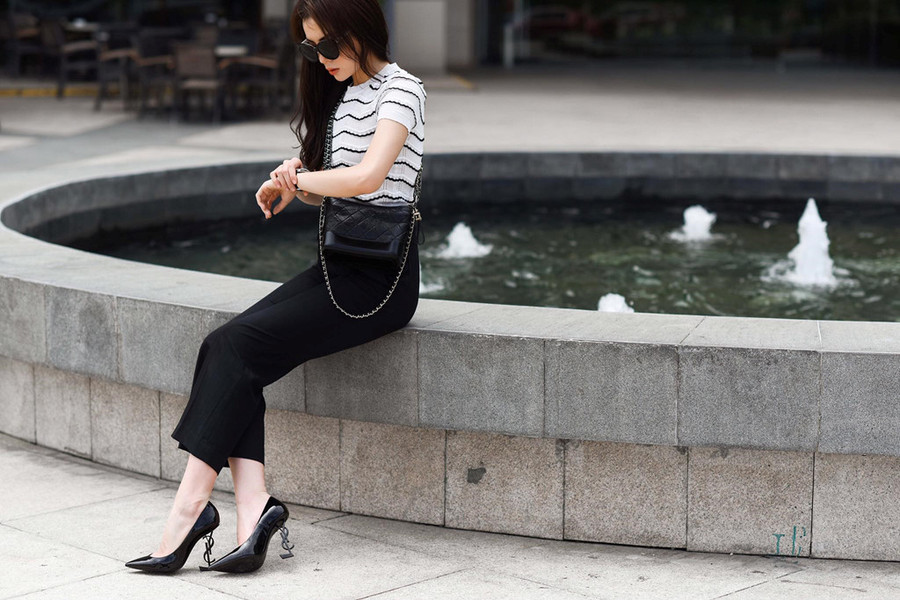 Hai tông màu đen trắng thường xuyên được Kỳ Duyên sử dụng trong các set đồ mang đậm phong cách công sở. Ngoài ra, cô còn khẳng định sự tinh tế với giày cao gót của YSL và túi Chanel Gabrielle có giá hơn 80 triệu đồng. Hai tông màu đen trắng thường xuyên được Kỳ Duyên sử dụng trong các set đồ mang đậm phong cách công sở. Ngoài ra, cô còn khẳng định sự tinh tế với giày cao gót của YSL và túi Chanel Gabrielle có giá hơn 80 triệu đồng.
