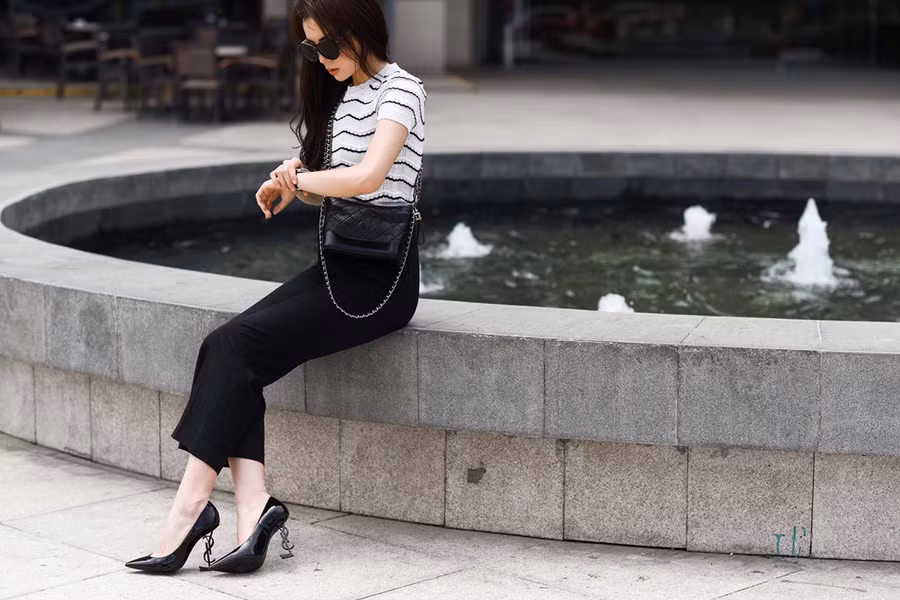 Hai tông màu đen trắng thường xuyên được Kỳ Duyên sử dụng trong các set đồ mang đậm phong cách công sở. Ngoài ra, cô còn khẳng định sự tinh tế với giày cao gót của YSL và túi Chanel Gabrielle có giá hơn 80 triệu đồng.
