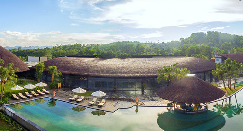 Bể bơi khoáng của một resort 4 sao ở Kim Bôi. Ảnh: Agoda.  Bể bơi khoáng của một resort 4 sao ở Kim Bôi. Ảnh: Agoda.