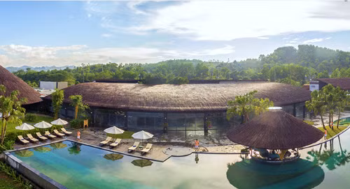  Bể bơi khoáng của một resort 4 sao ở Kim Bôi. Ảnh: Agoda.