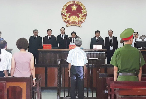 Bị cáo 77 tuổi đứng trước vành móng ngựa tại phiên xét xử. Bị cáo 77 tuổi đứng trước vành móng ngựa tại phiên xét xử.