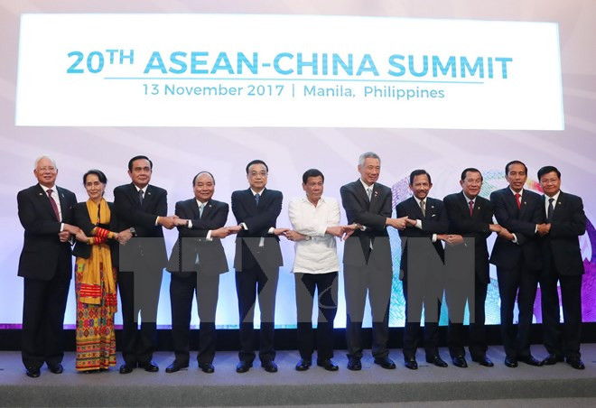 Thủ tướng Trung Quốc Lý Khắc Cường chụp ảnh chung với các nhà lãnh đạo ASEAN tại hội nghị. Thủ tướng Trung Quốc Lý Khắc Cường chụp ảnh chung với các nhà lãnh đạo ASEAN tại hội nghị.