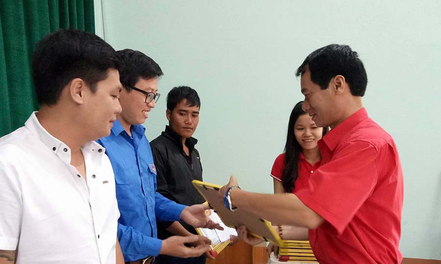 Đồng chí Dương Đình Diện-Ủy viên Ban chấp hành Trung ương Hội chữ thập đỏ Việt Nam, Chủ tịch Hội chữ thập đỏ tỉnh, phó trưởng BCĐ vận động hiến máu tình nguyện tỉnh Gia Lai tặng giấy khen cho các cá nhân tiêu biểu. Ảnh: Phương Liên Đồng chí Dương Đình Diện-Ủy viên Ban chấp hành Trung ương Hội chữ thập đỏ Việt Nam, Chủ tịch Hội chữ thập đỏ tỉnh, phó trưởng BCĐ vận động hiến máu tình nguyện tỉnh Gia Lai tặng giấy khen cho các cá nhân tiêu biểu. Ảnh: Phương Liên