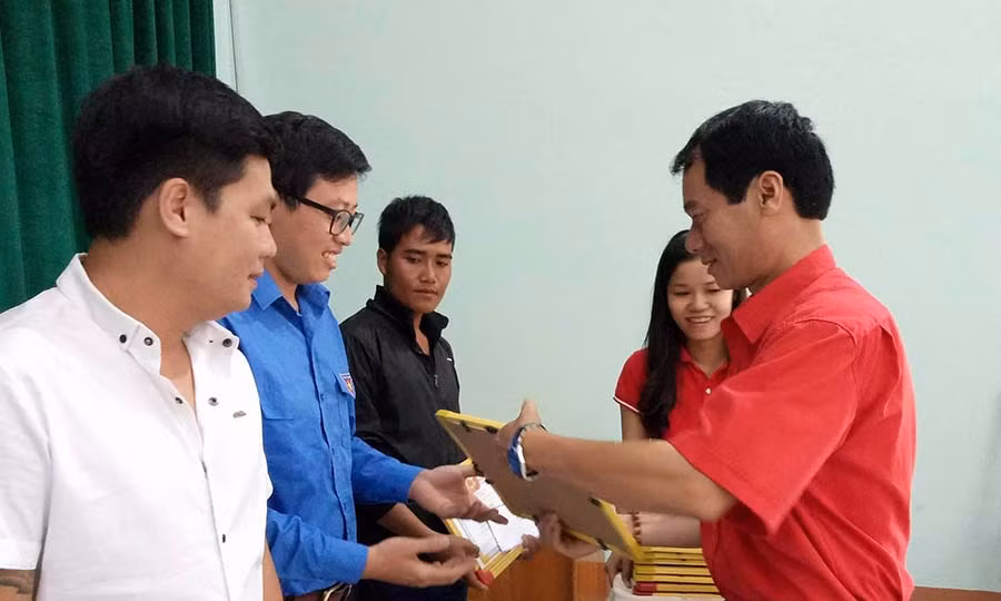 Đồng chí Dương Đình Diện-Ủy viên Ban chấp hành Trung ương Hội chữ thập đỏ Việt Nam, Chủ tịch Hội chữ thập đỏ tỉnh, phó trưởng BCĐ vận động hiến máu tình nguyện tỉnh Gia Lai tặng giấy khen cho các cá nhân tiêu biểu. Ảnh: Phương Liên