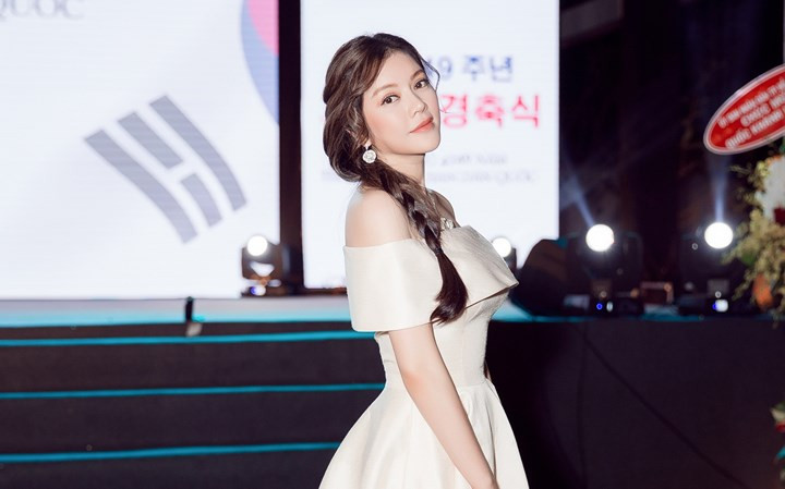 Không theo đuổi trào lưu thời trang hiện đại, phong cách cổ điển từ lâu nay đã trở thành một thương hiệu gắn liền với hình ảnh và tên tuổi của Lý Nhã Kỳ. 