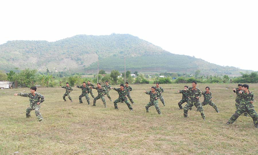 Huấn luyện võ thuật cho sĩ quan Ban Chỉ huy Quân sự thị xã. Ảnh: Phương Thanh Huấn luyện võ thuật cho sĩ quan BCH Quân sự thị xã. Ảnh: Phương Thanh