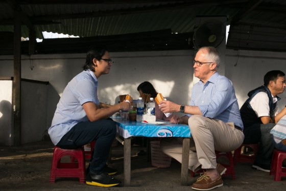 Thủ tướng Úc Malcolm Turnbull cùng đầu bếp nổi tiếng người Úc gốc Việt Luke Nguyen ăn sáng bằng bánh mì ở một quán vỉa hè Đà Nẵng