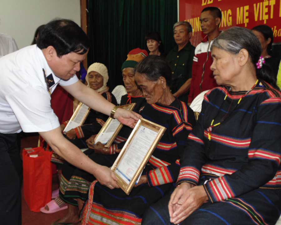 Đại tá Chủ nhiệm Chính trị Lê Cao Thịnh trao quyết định phụng dưỡng cho các Mẹ. Ảnh: T.N Đại tá Chủ nhiệm Chính trị Lê Cao Thịnh trao quyết định phụng dưỡng cho các mẹ. Ảnh: T.N