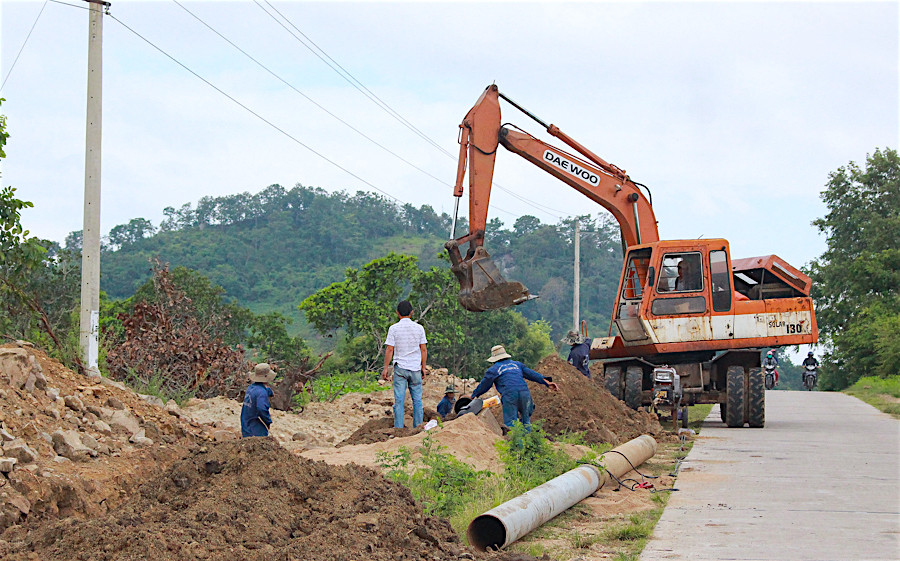 Thời gian tới, nhiều hộ dân trên địa bàn sẽ được sử dụng nguồn nước máy sinh hoạt hợp vệ sinh sau khi huyện mở rộng phạm vi cấp nước. Ảnh: Mộc Trà