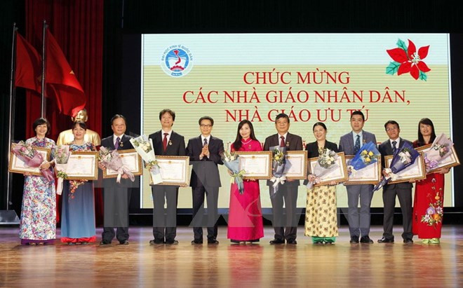 Phó Thủ tướng Vũ Đức Đam trao tặng Danh hiệu Nhà giáo Ưu tú của Chủ tịch nước cho các cá nhân. 