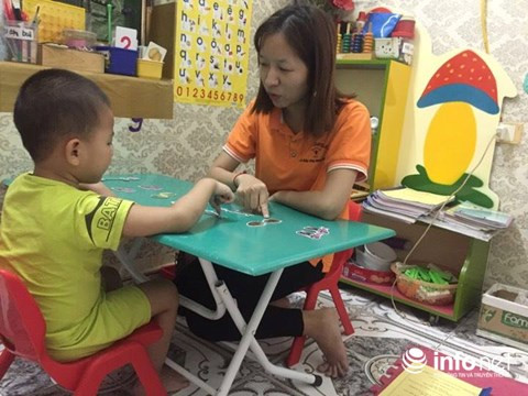 Cô giáo tại lớp học Tương Lai Mới dạy học sinh.