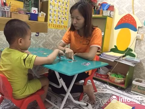 Cô giáo tại lớp học Tương Lai Mới dạy học sinh.