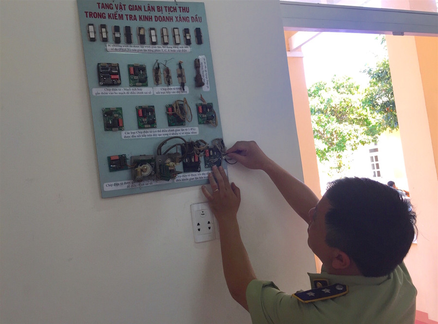 Những tang vật gian lận trong kinh doanh xăng dầu bị lực lượng chức năng tịch thu. Ảnh: Hồng Thi 