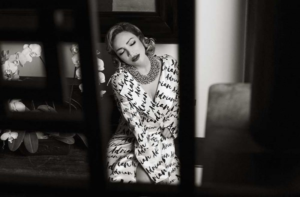 Giọng ca sinh năm 1969 thể hiện hình tượng quyến rũ với tông trang điểm sắc sảo, mắt kẻ đậm và son màu nổi bật. Biểu cảm của ca sĩ cũng tạo nên sức hút cho từng khung hình.