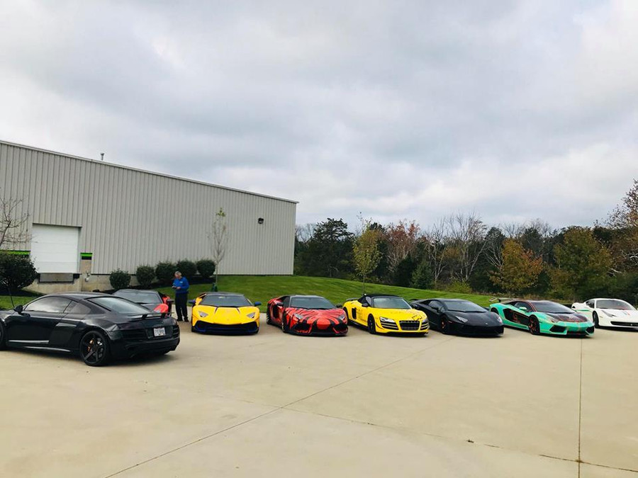 Tổng cộng có 60 siêu xe khác nhau tham gia trong cuộc hành trình nhưng do khu vực đỗ tại nơi xuất phát hạn hẹp nên chỉ có 25 chiếc được lựa chọn. Mỗi chiếc xe đều dán Decal bản đồ Việt Nam lên xe tạo nên sự đồng bộ, độc đáo.