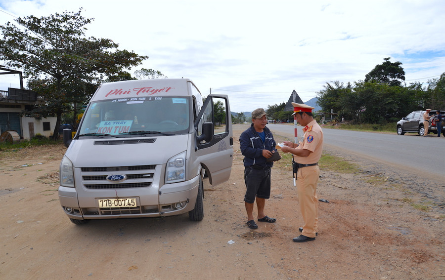 Kiểm soát, xử lý các lỗi vi phạm về trật tự an toàn giao thông. Ảnh: Hồng Thi