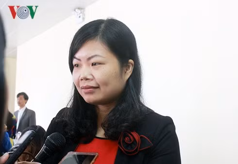  Cô giáo Phùng Thị Hà, trường THPT Yên Lãng, huyện Mê Linh, Hà Nội.