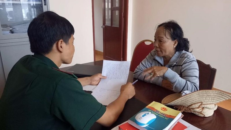 Lực lượng Đồn Biên phòng Bến Đá làm việc với đại diện chủ tàu cá BĐ 93711 TS. Lực lượng Đồn Biên phòng Bến Đá làm việc với đại diện chủ tàu cá BĐ 93711 TS.