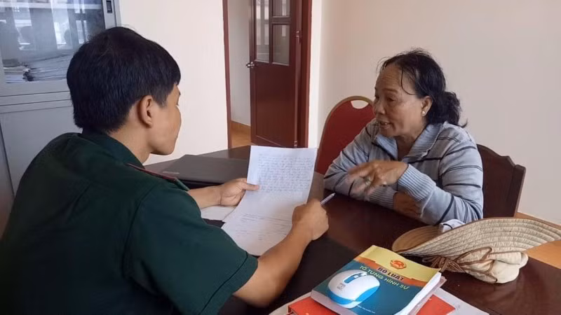 Lực lượng Đồn Biên phòng Bến Đá làm việc với đại diện chủ tàu cá BĐ 93711 TS.