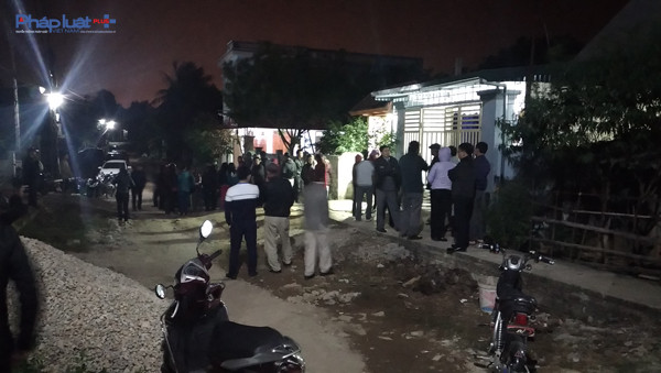 Lợi dụng trong nhà chỉ có phụ nữ, đôi nam nữ bịt mặt đã dùng dao khống chế, cướp bé gái 20 ngày tuổi.