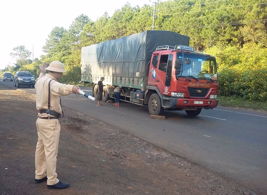  1trung tá Nguyễn Minh Tuấn điều tiết giao thông tại nơi xe tải bị mất thắng. Ảnh: Lê Anh