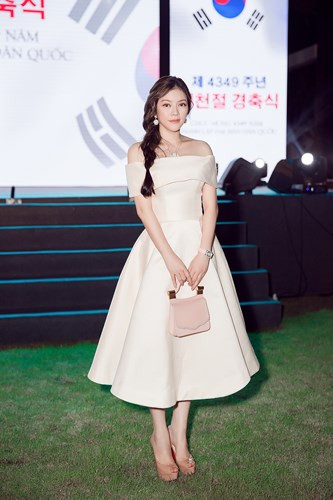 Qua những đóng góp cho cộng đồng và xã hội trong vai trò doanh nhân cũng như nhà hoạt động từ thiện , Lý Nhã Kỳ vinh dự được ngài Park Noh Wan - Tổng lãnh sự Hàn Quốc tại TP.Hồ Chí Minh trân trọng mời cô tham dự sự kiện kỷ niệm Quốc khánh Hàn Quốc.