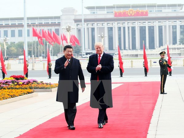 Chủ tịch Trung Quốc Tập Cận Bình (phải) và người đồng cấp Mỹ Donald Trump (trái) tại lễ đón ở Bắc Kinh ngày 9-11.