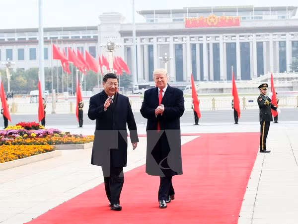 Chủ tịch Trung Quốc Tập Cận Bình (phải) và người đồng cấp Mỹ Donald Trump (trái) tại lễ đón ở Bắc Kinh ngày 9-11.