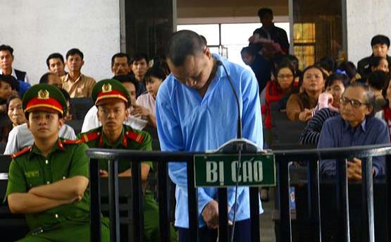 Lê Viết Bảo tại tòa. Lê Viết Bảo tại tòa.