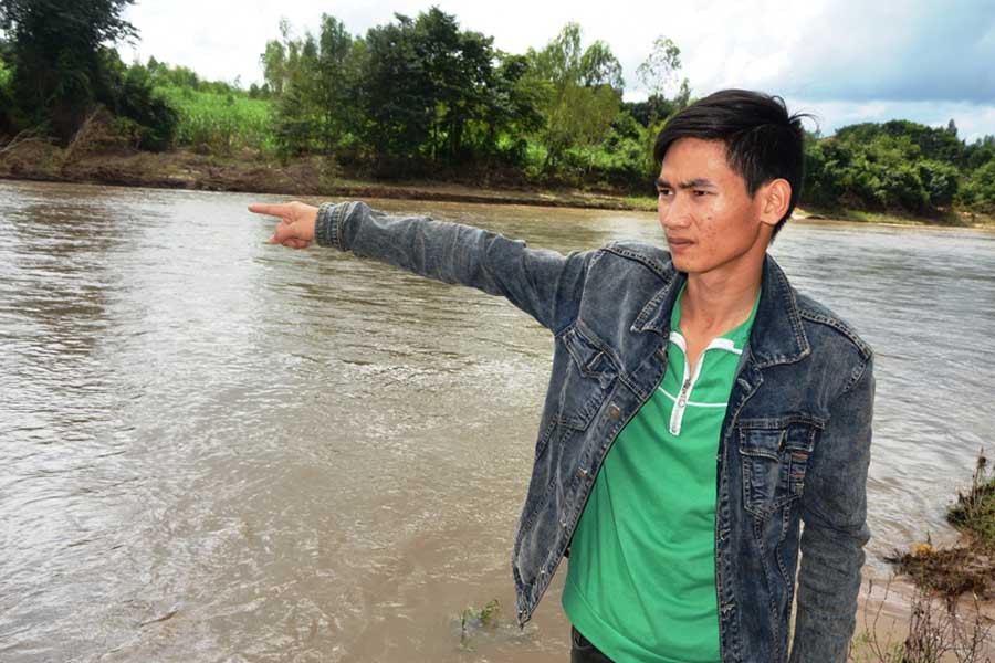 Nguyễn Văn Kiên bên bờ suối Ia Mlah vị trí anh đã cứu sống 5 học sinh trong dòng lũ. Ảnh: Đức Phương  Nguyễn Văn Kiên bên bờ suối Ia Mlah vị trí anh đã cứu sống 5 học sinh trong dòng lũ. Ảnh: Đức Phương
