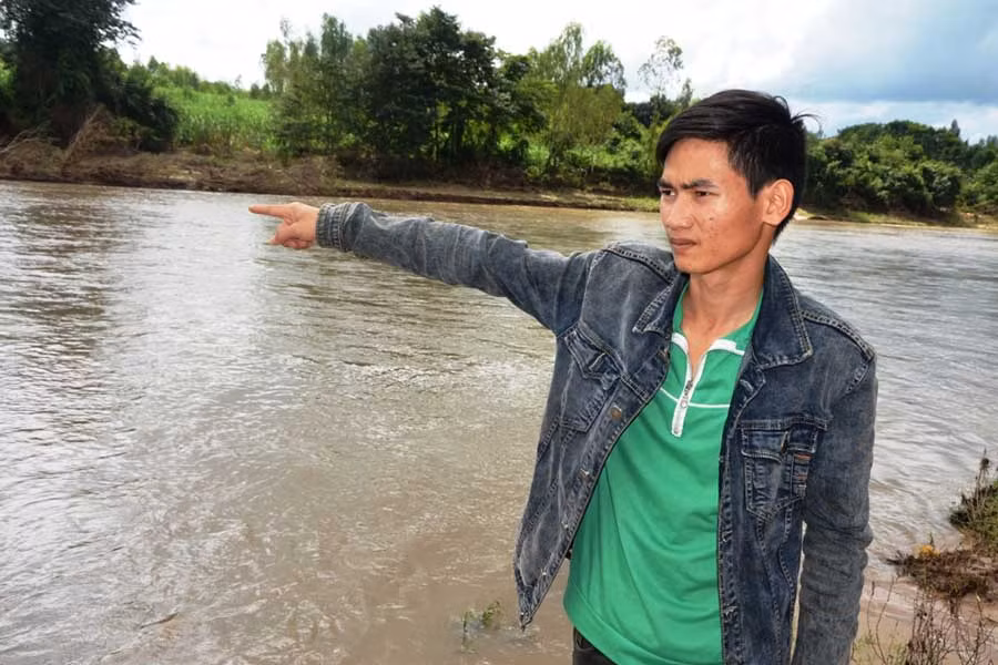  Nguyễn Văn Kiên bên bờ suối Ia Mlah vị trí anh đã cứu sống 5 học sinh trong dòng lũ. Ảnh: Đức Phương