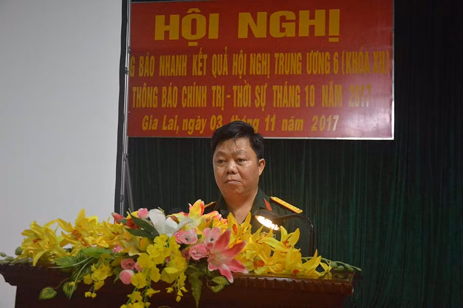  Đại tá Lê Tuấn Hiền-Phó Bí thư Thường trực Đảng ủy, Chính ủy Bộ CHQS tỉnh quán triệt Nghị quyết TW6 (khóa XII) tại hội nghị. Ảnh: Huy Bắc