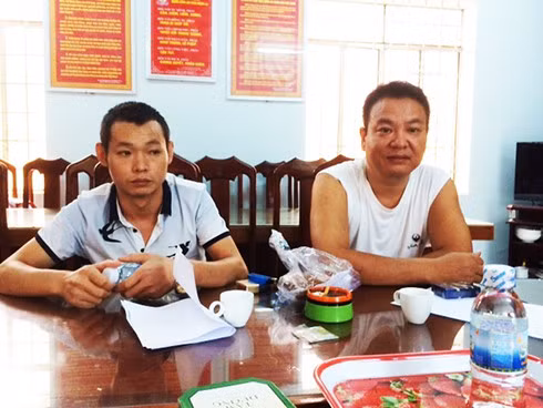Từ phải qua, 2 tên Zhang Da Shuan và Tian Er Jie tại Công an tỉnh Khánh Hòa.