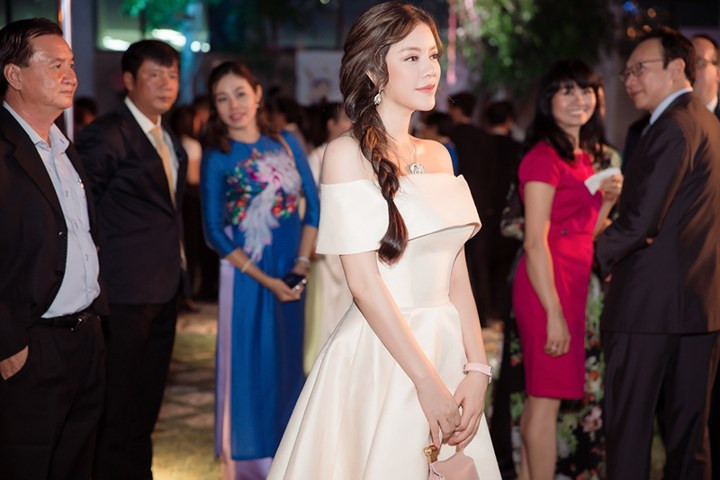 Tại sự kiện kỉ niệm Quốc khánh Hàn Quốc với nhiều quan chức hai nước tham dự, Lý Nhã Kỳ vẫn luôn tỏa sáng theo phong cách riêng của mình. 