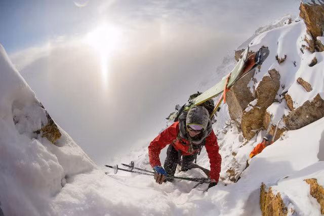 Một người trượt tuyết leo lên dốc đứng trên đèo Ophir ở rừng quốc gia San Juan.