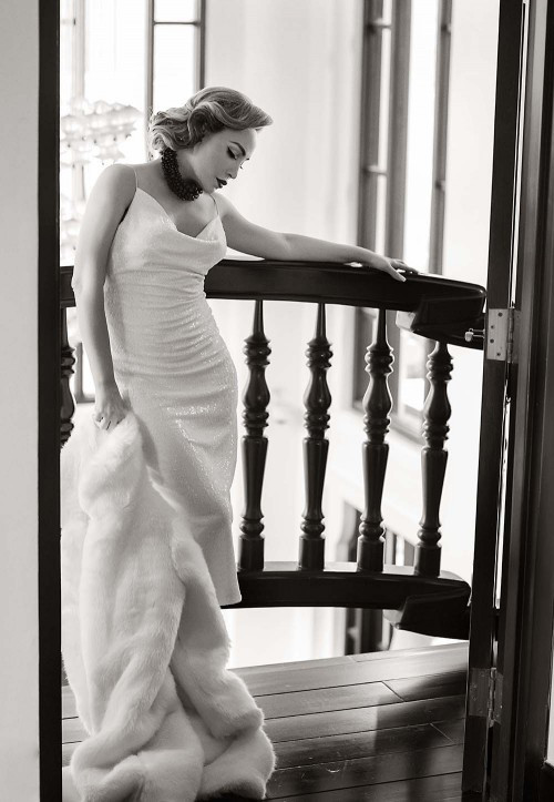 Bộ sưu tập “Huyền thoại người con gái” của cựu giám khảo Vietnam’s Next Top Model hướng đến phong cách cổ điển của những năm 1960. Trong đó, anh chú trọng phong cách thanh lịch, cổ điển.