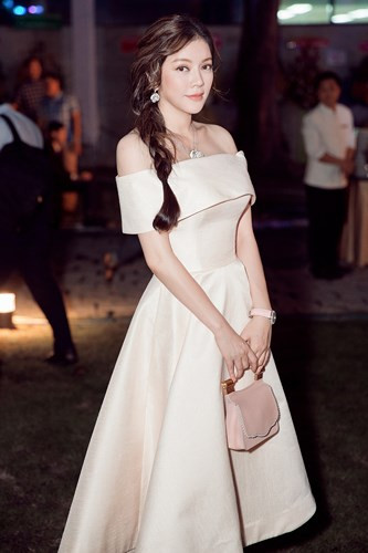  Lý Nhã Kỳ thu hút sự chú ý của quan khách tham dự bằng sự thanh lịch, sang trọng trong bộ đầm màu nude bắt mắt. 