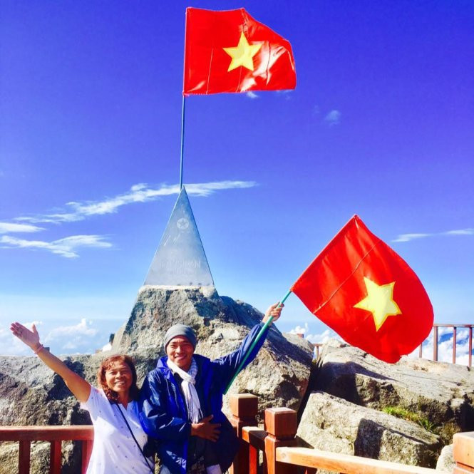 Hai mẹ con anh Quang Định trên đỉnh Fansipan
